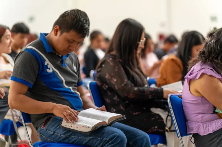 People reading books during a gathering in Ciudad de México, focused on learning.